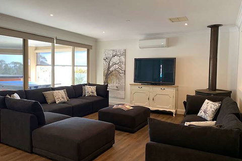 Grand Gippsland Home Sleeps Up To 28 - Accommodation Southport 7