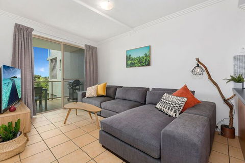 BEACH BLISS LUXURIOUS APARTMENT With POOL - Southport Accommodation 3