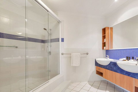 EXCLUSIVE OCEAN VIEW PENTHOUSE On MARINE PARADE - Accommodation Southport 1