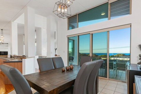 EXCLUSIVE OCEAN VIEW PENTHOUSE On MARINE PARADE - Accommodation Southport 4