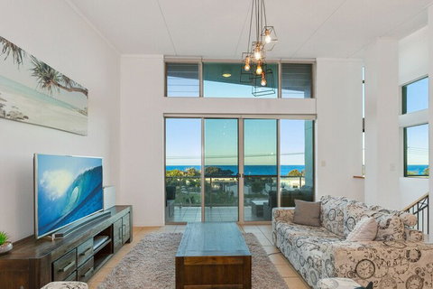 EXCLUSIVE OCEAN VIEW PENTHOUSE On MARINE PARADE - Accommodation Southport 6