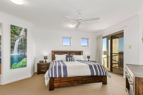 EXCLUSIVE OCEAN VIEW PENTHOUSE On MARINE PARADE - Accommodation Southport 2