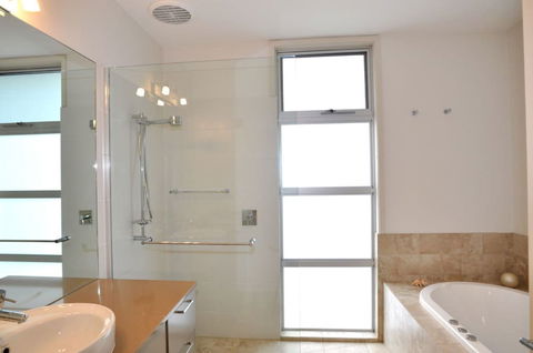 LA MER Centrally Located Free Wifi - Southport Accommodation 6