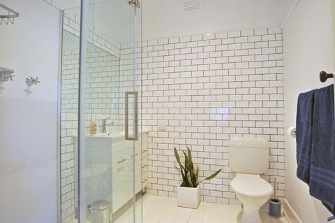 SEA Whispers Inlet Side - Southport Accommodation 0