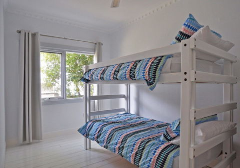 SEA Whispers Inlet Side - Southport Accommodation 6