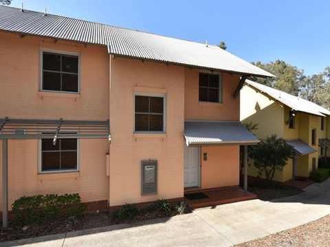 Villa Shiraz Located Within Cypress Lakes - Southport Accommodation 5