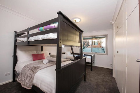 Gippsland Twelve Spacious & Central With Off Street Parking - Accommodation Southport 6