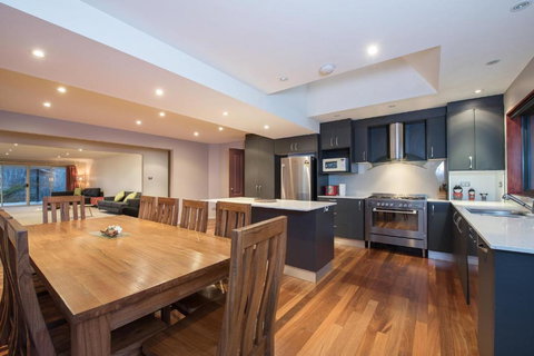 Gippsland Twelve Spacious & Central With Off Street Parking - Accommodation Southport 3