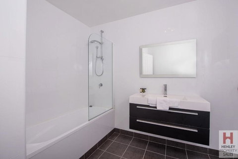 Gippsland Twelve Spacious & Central With Off Street Parking - Accommodation Southport 2