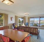 2 Water Crescent Retro Haven - Accommodation Southport