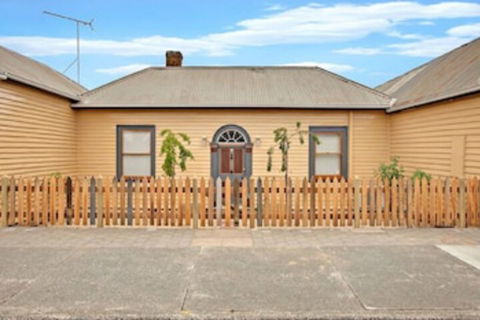 Robinson Cottage - Southport Accommodation 0