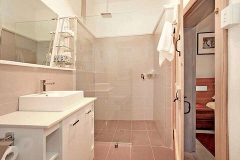 Robinson Cottage - Southport Accommodation 7