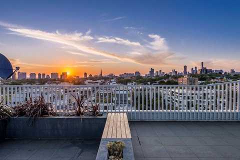 Oaks Melbourne South Yarra Suites - Accommodation Southport 0