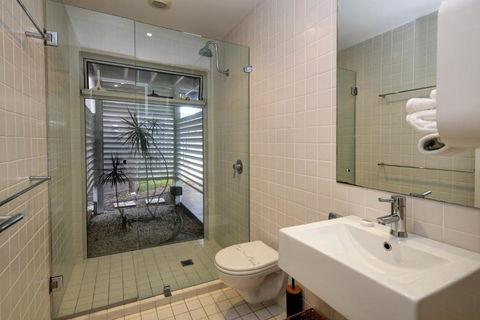BEACH BAY BEE PET FRIENDLY - Southport Accommodation 5