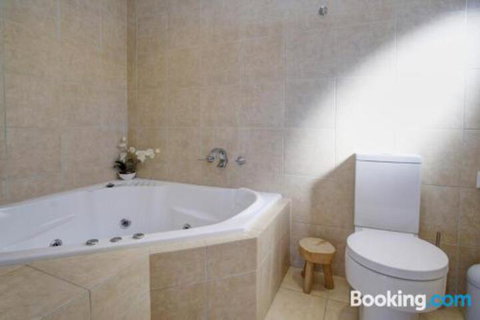 ROCKPOOL (4 Night Min) - Accommodation Southport 4