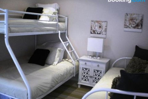 ROCKPOOL (4 Night Min) - Accommodation Southport 5