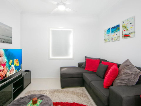 Avalon 3 Views To Die For Across The Road From Convent Beach - Accommodation Southport 4