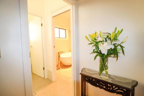 A Reflection On The Lake - Accommodation Southport 6