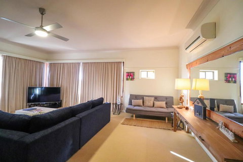 A Reflection On The Lake - Accommodation Southport 4