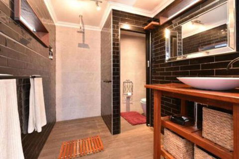 Millfield Eco Lodge With Views & Inside / Outside Hangouts - Southport Accommodation 3