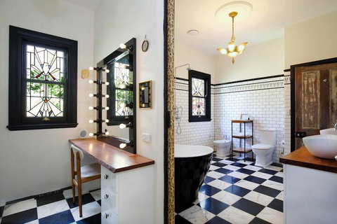 Grand Canyon Chalet - Accommodation Southport 5