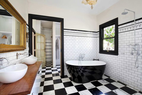 Grand Canyon Chalet - Accommodation Southport 4