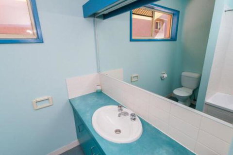 At Cylinder Unit 2 - Accommodation Southport 6