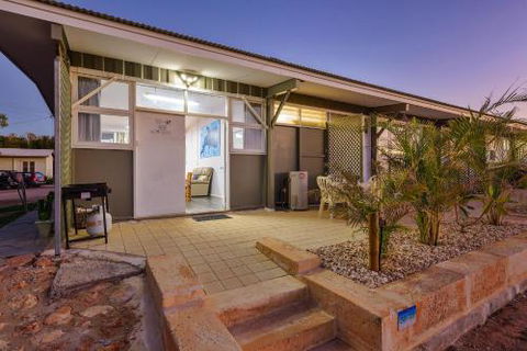 Getaway Villas Unit 38 10 2 Bedroom Self Contained Accommodation - Southport Accommodation 3