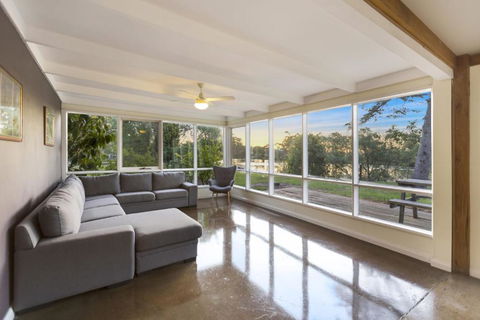 Bluff View River House Stunning Riverfront - Southport Accommodation 6
