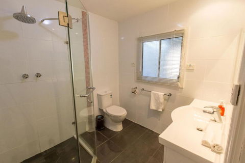 Bluff View River House Stunning Riverfront - Southport Accommodation 5