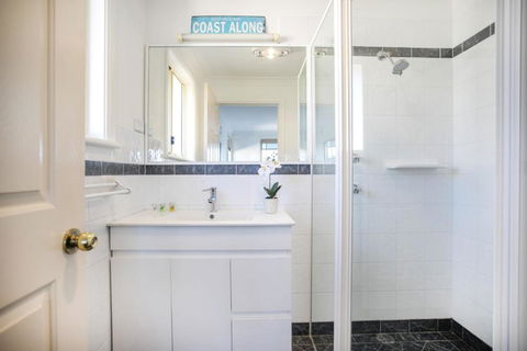 58 Seaview St. Summer Days - Southport Accommodation 2