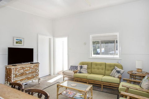 Retro Beach Cottage 681 Murramarang Rd - Southport Accommodation 2