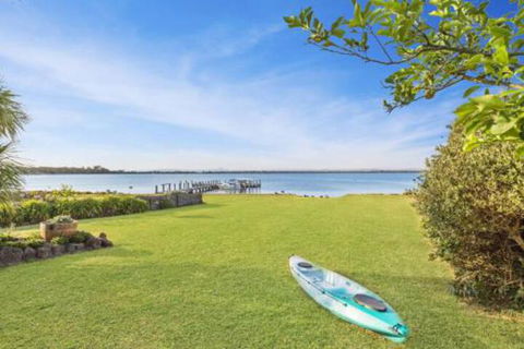 Eagle Point Getaway Waterfront Serenity! - Southport Accommodation 7