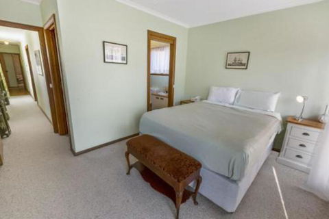 Eagle Point Getaway Waterfront Serenity! - Southport Accommodation 3