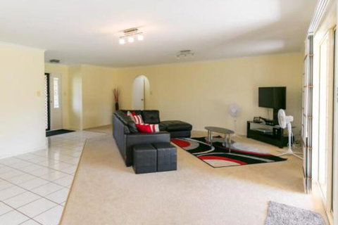 Cozy Family Holiday House - Southport Accommodation 3