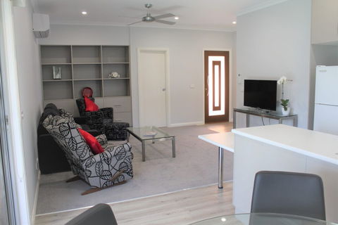 Willow Island Waterfront - Southport Accommodation 2
