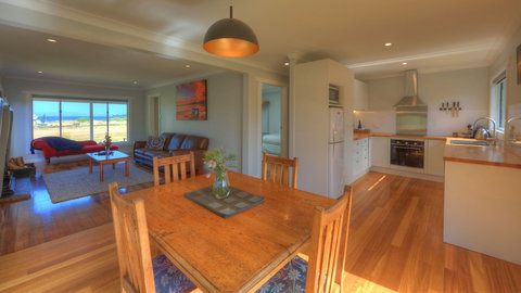 Castaway Cottage - Essentially Tas - Southport Accommodation 1