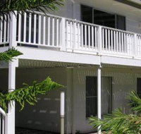 Wonky Pine Beach House NARRWALLEE 4 bedroom - Accommodation Southport