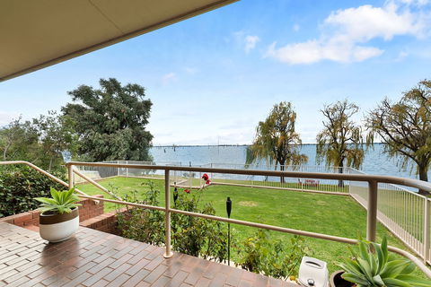 Lakeside Landing - Waterfront - Southport Accommodation 5