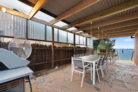 Lakeside Landing - Waterfront - Southport Accommodation 6