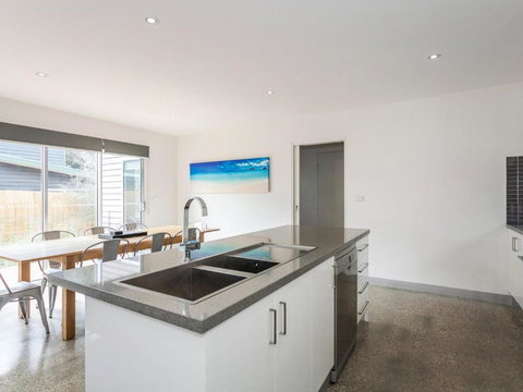 ANGLE By THE SEA Anglesea - Accommodation Southport 1