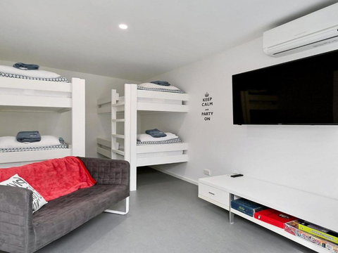 Gone Fishing! Air Conditioned Crisp & Clean - Accommodation Southport 3