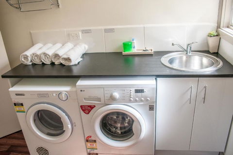 Russell Falls Holiday Cottages - Southport Accommodation 3