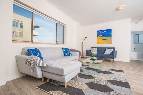 Convenient Rockdale Apartment Next To Station & Beach - Accommodation Southport 2