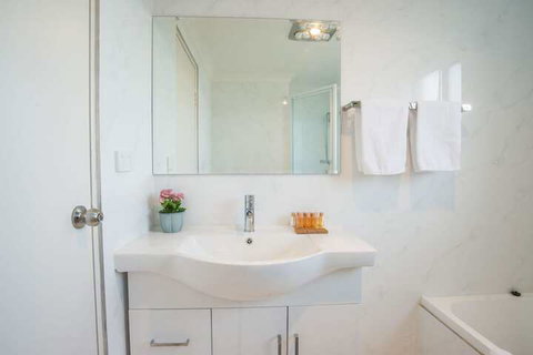 Convenient Rockdale Apartment Next To Station & Beach - Accommodation Southport 3