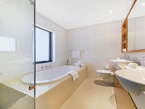 Arum 4 Heritage Park Contemporary & Timeless - Accommodation Southport 2