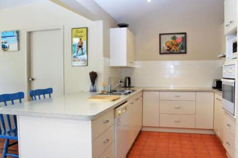 BEACHSIDE VILLA 2 - Southport Accommodation 2