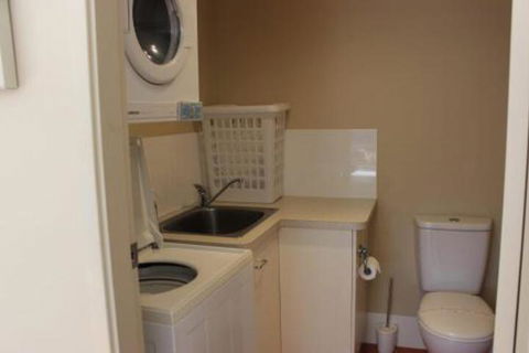 BEACHSIDE VILLA 2 - Southport Accommodation 7