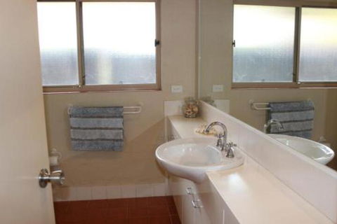 BEACHSIDE VILLA 2 - Southport Accommodation 5