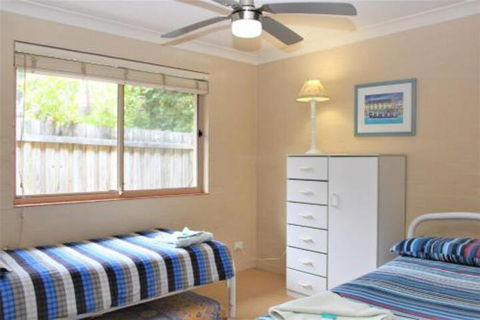 BEACHSIDE VILLA 2 - Southport Accommodation 4